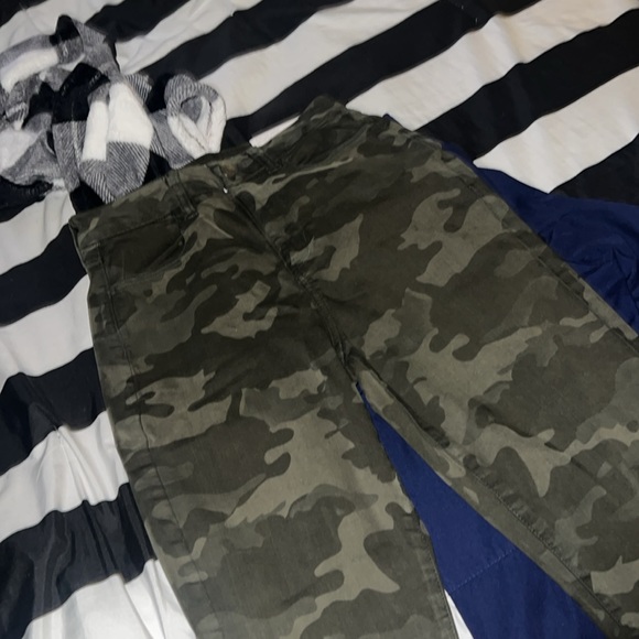 AMERICAN EAGLE CAMO JEANS - Picture 4 of 5